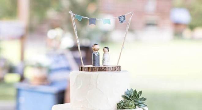 bolo simples de casamento decorado com suculenta