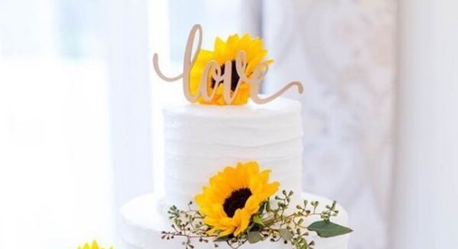 Bolo três andares com flores para festa tema girassol
