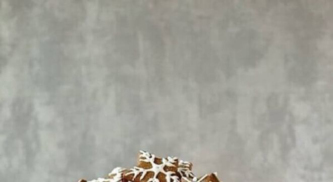 bolos de natal decorados com chantilly e biscoitos em formato de estrela 