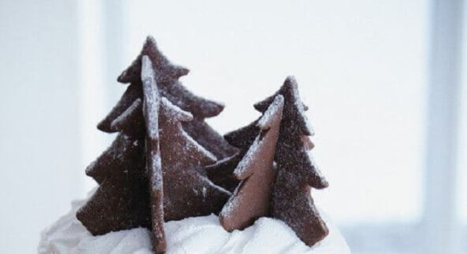 bolos de natal decorados com chantilly e pinheiros de chocolate