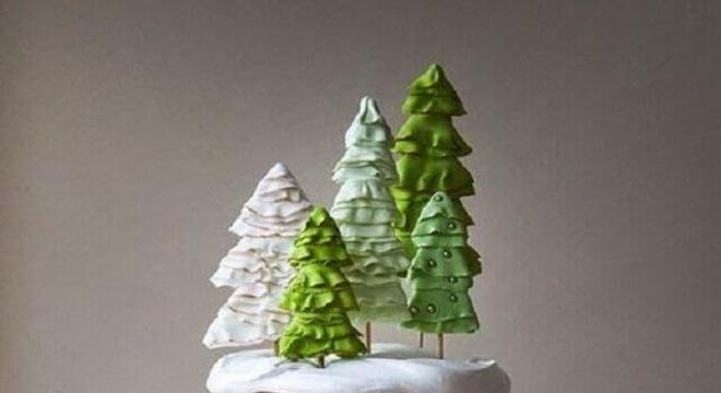 bolos de natal decorados com chantilly e pinheiros de chocolate no topo