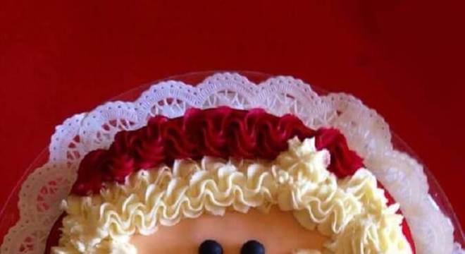 bolos de natal decorados com chantilly e rosto do papai noel 