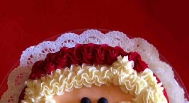 bolos de natal decorados com chantilly e rosto do papai noel 