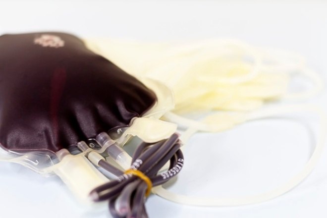 Por que mulheres que estejam amamentando nÃ£o podem doar sangue? A mÃ©dica explica que mulheres que estejam amamentando nÃ£o podem doar sangue pois, por meio do leite materno, elas transmitem o ferro ao bebÃª e, se fizessem uma doaÃ§Ã£o, tambÃ©m perderiam esse mineral, o que pode gerar anemia