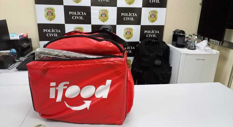 Bolsa encontrada em endereço apontado pela polícia como residência de criminoso

