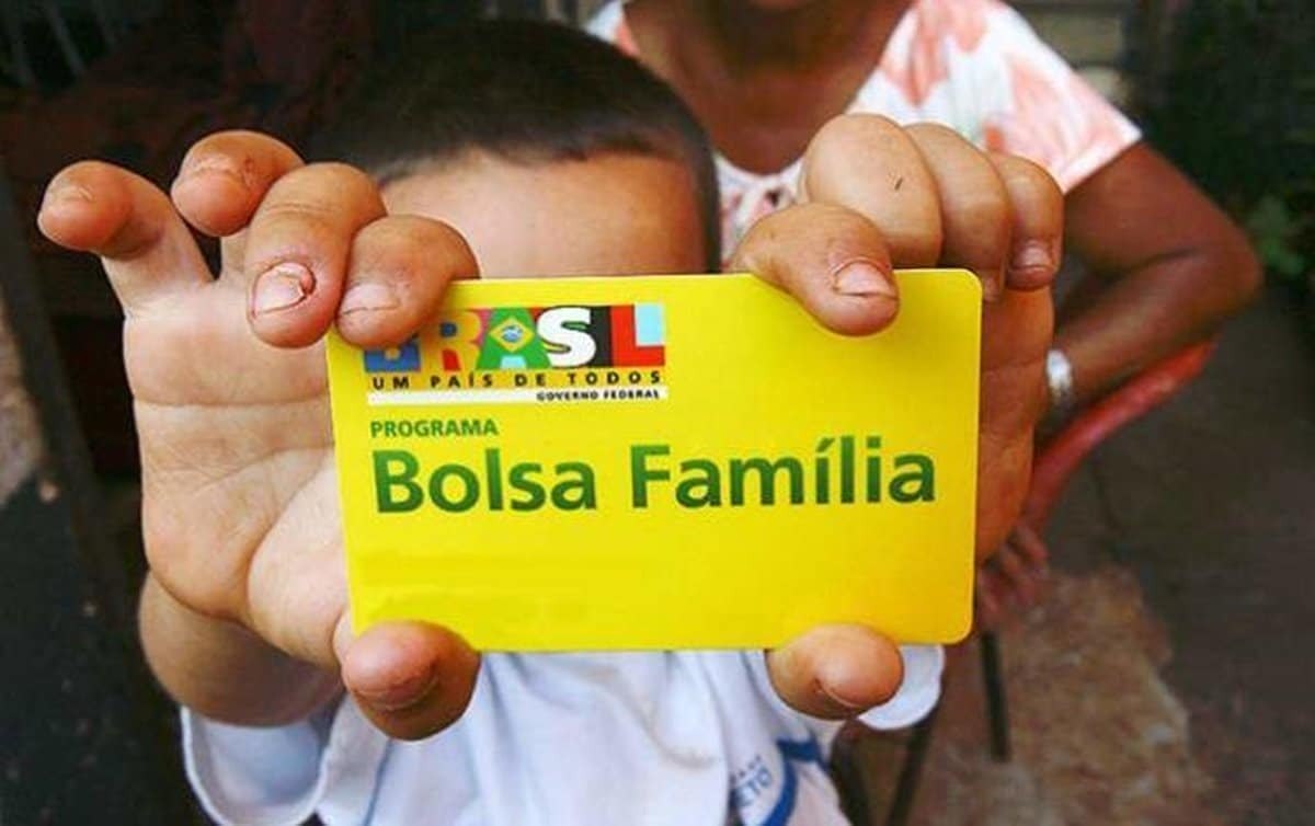 Famílias do Bolsa Família DEVEM receber R$ 408 a mais em ABRIL: confira lista