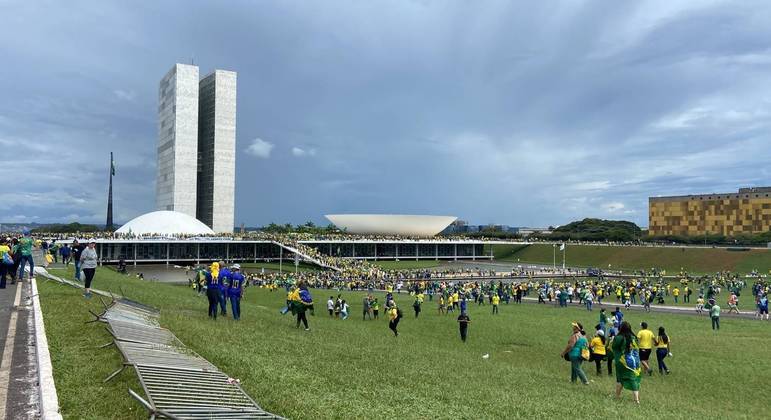Manifestantes furam bloqueio da PM-DF e invadem Congresso Nacional, em Brasília