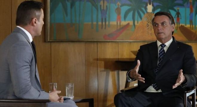 Entrevista com Bolsonaro vai ao ar a partir das 19h45, no Jornal da Record