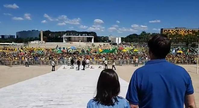 Bolsonaro assiste a ato de apoio ao governo em frente ao Palácio do Planalto