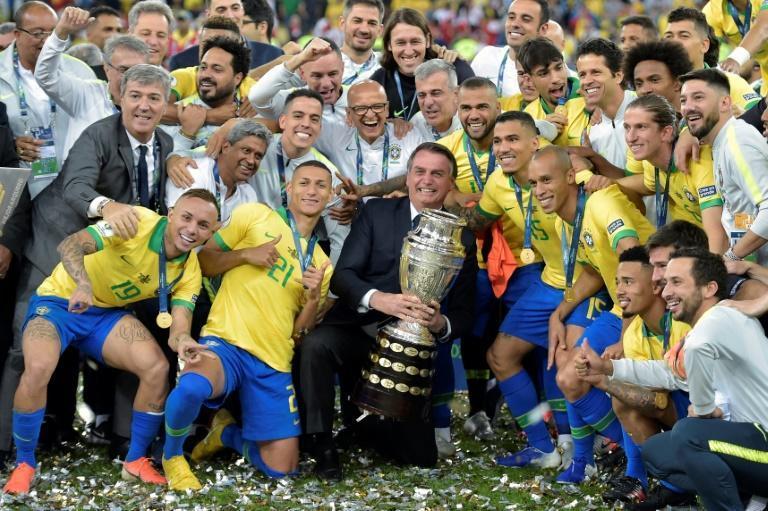 Para defender a Copa América no Brasil, o presidente enfrenta quem é contra