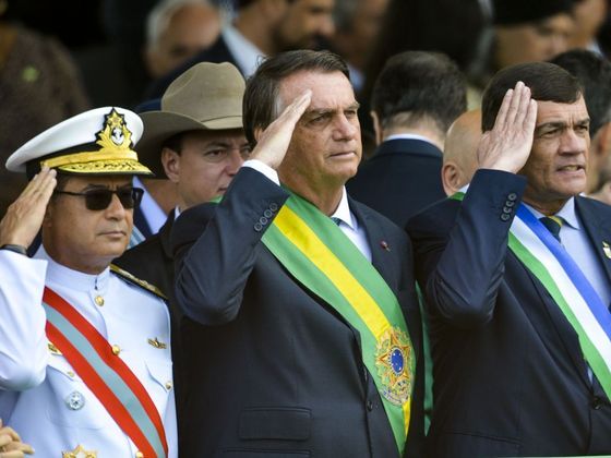 Presidente Jair Bolsonaro (centro) ao lado do comandante da Marinha, Almirante Almir Garnier Santos (à esquerda) e do ministro da Defesa, Paulo Sérgio 