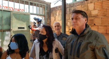 Bolsonaro visitou mulheres venezuelanas neste sábado (10)