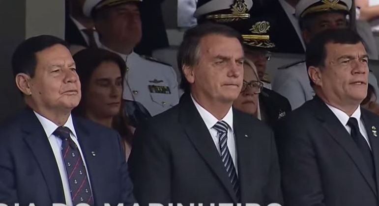O presidente Jair Bolsonaro (PL) ao lado do vice Hamilton Mouro, em evento militar em Braslia