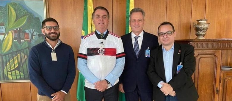 Bolsonaro e dirigentes do Flamengo e Vasco discutem volta do futebol 