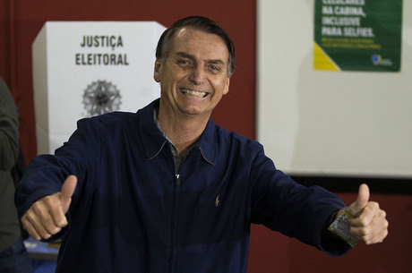 "38 é mais fácil de gravar", avalia Bolsonaro