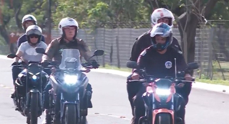 Presidente Jair Bolsonaro (PL) faz passeio de moto pelas ruas de Brasília na véspera do Natal