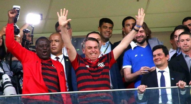 Bolsonaro sabe a força que o futebol tem para aliviar a angústia do confinamento