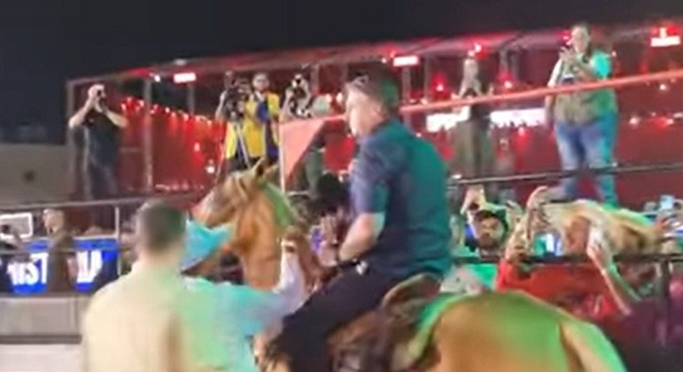 Presidente Jair Bolsonaro monta cavalo em arena de rodeio em Londrina-PR