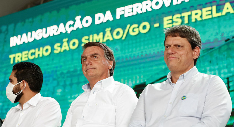 Bolsonaro ao lado do ministro da Infraestrutura, Tarcísio Gomes de Freitas