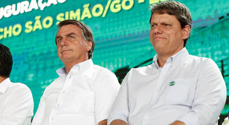 Jair Bolsonaro ao lado do ministro da Infraestrutura, Tarcísio de Freitas