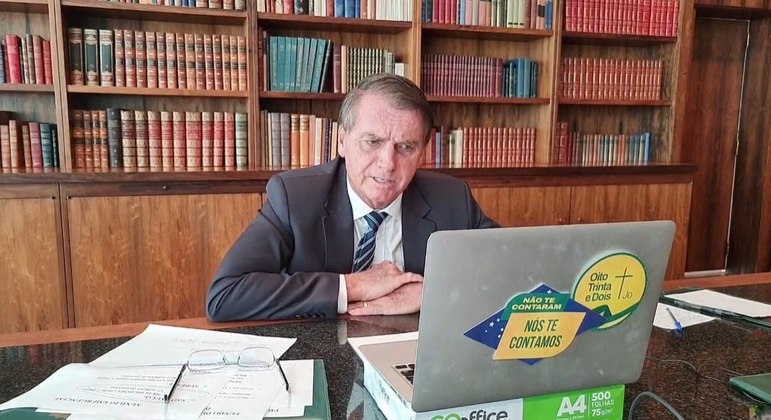 Presidente Jair Bolsonaro em transmissão ao vivo
