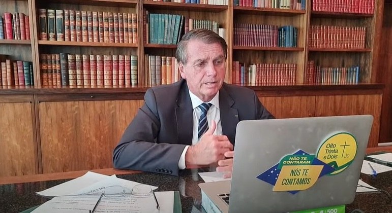 Presidente Jair Bolsonaro em transmissão ao vivo pelas redes sociais