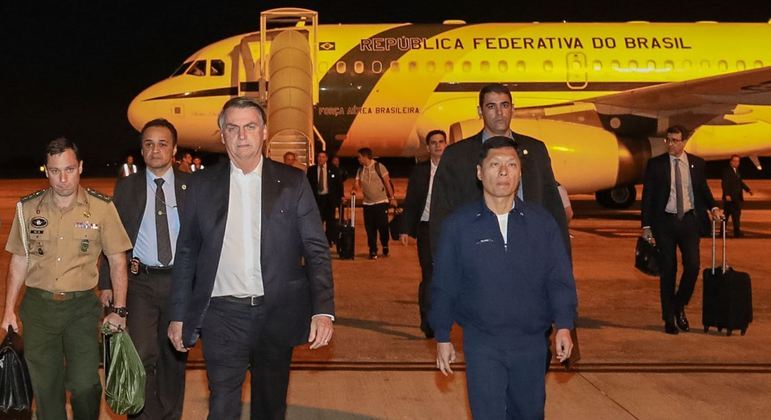 Jair Bolsonaro durante desembarque do Avião Presidencial, em maio de 2019