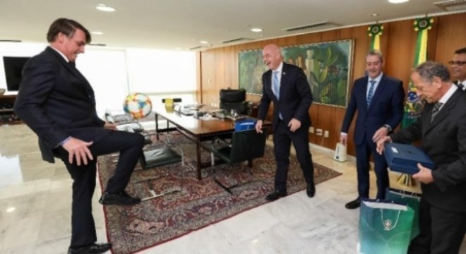 Bolsonaro brinca de embaixadinhas com o presidente da Fifa em Brasília