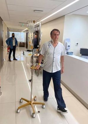 Bolsonaro caminha em hospital
