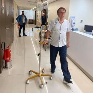 Bolsonaro caminha em hospital