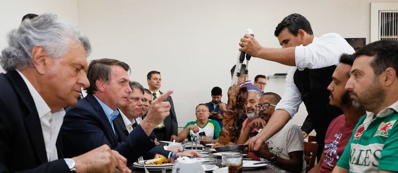 Presidente almoça com grupo de caminhoneiros ao lado do governador Ronaldo Caiado