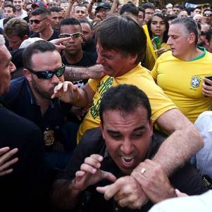 Presidente Bolsonaro instantes após ser atacado por Adélio