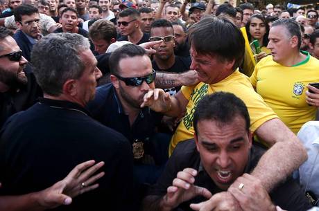 Bolsonaro, após levar facada em Juiz de Fora (MG)