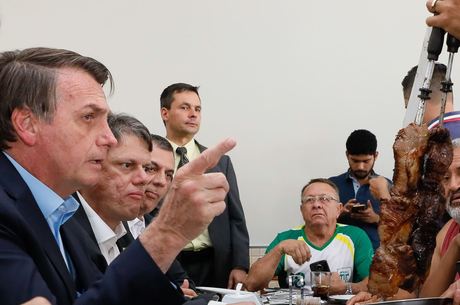 Bolsonaro deseja Feliz Natal 'mesmo sem carne' para algumas pessoas -  Notícias - R7 Brasil
