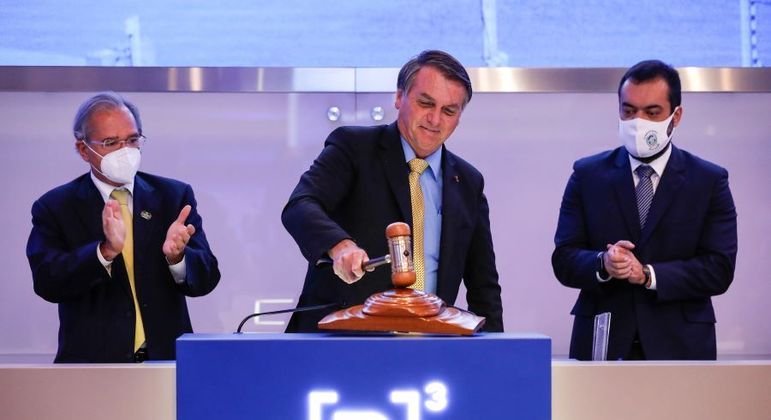 Ministro Guedes, presidente Bolsonaro e governador Cláudio Castro durante leilão da Cedae