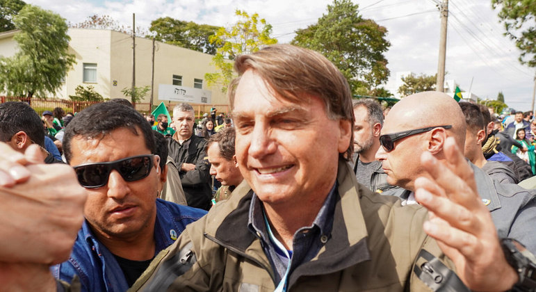 Bolsonaro na motociata realizada por apoiadores neste sábado (26), em Chapecó (SC)