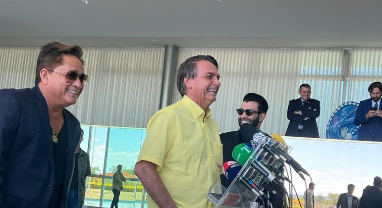 Gusttavo Lima e Leonardo em coletiva de imprensa ao lado de Bolsonaro no Alvorada