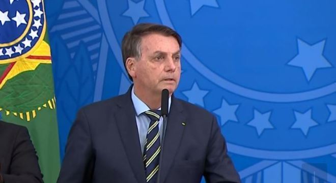 Para Bolsonaro, prefeitos e governadores não achataram a curva de contágio