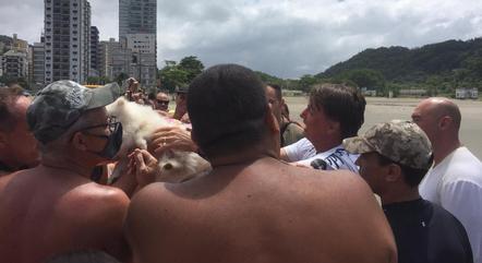 Bolsonaro conversa com banhistas em Praia Grande