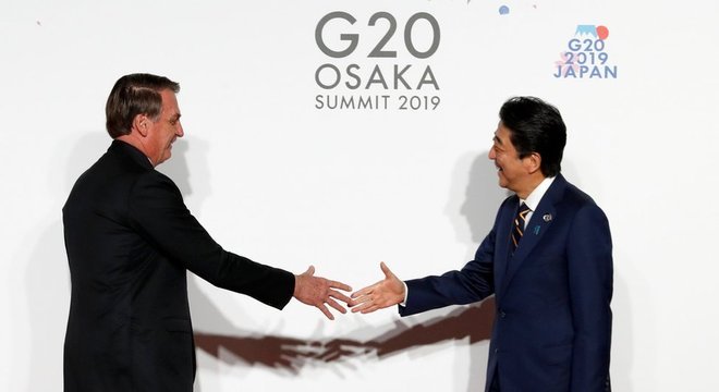 Bolsonaro com Shinzo Abe, o premiê japonês; agenda ambiental brasileira tem sido alvo de críticas