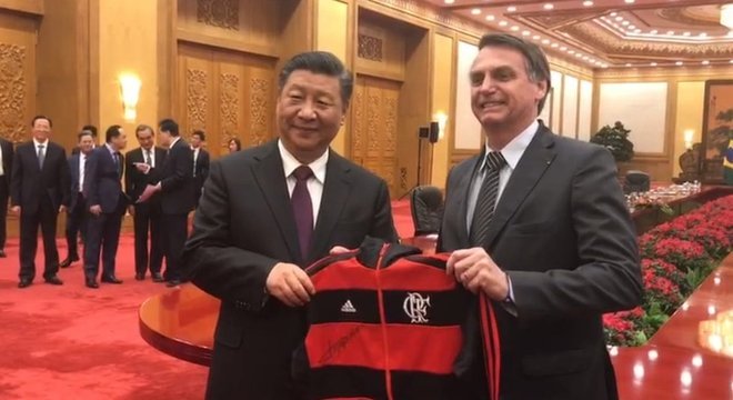  Bolsonaro deu camisa do Flamengo para Xi Jinping