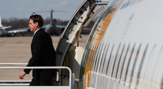 Bolsonaro desembarca de avião em Washington, em foto de março de 2019; ele já é o presidente brasileiro que, proporcionalmente, mais visitou os EUA

