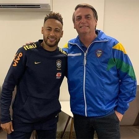 A relação de Neymar e Bolsonaro é antiga. Em 2019, quando o jogador foi acusado de estupro, o ex-presidente disse que acreditava na inocência do atleta. No mesmo ano, o pai de Neymar teve uma reunião com Bolsonaro em Brasília e conversou com o então ministro da Economia, Paulo Guedes, para 'prestar esclarecimentos' sobre processo contra o jogador que estava sendo avaliado pelo Conselho Administrativo de Recursos Fiscais (Carf)
