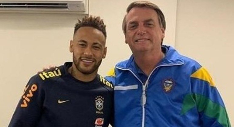 A relação de Neymar e Bolsonaro é antiga. Em 2019, quando o jogador foi acusado de estupro, o ex-presidente disse que acreditava na inocência do atleta. No mesmo ano, o pai de Neymar teve uma reunião com Bolsonaro em Brasília e conversou com o então ministro da Economia, Paulo Guedes, 