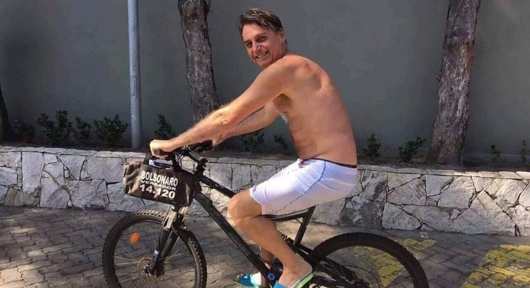 Presidente anunciou diminuição nos impostos com imagem em cima de uma bicicleta
