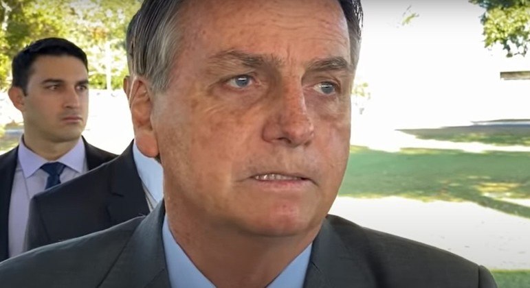 Bolsonaro defende eleições limpas e diz que não aceitará 'farsa'