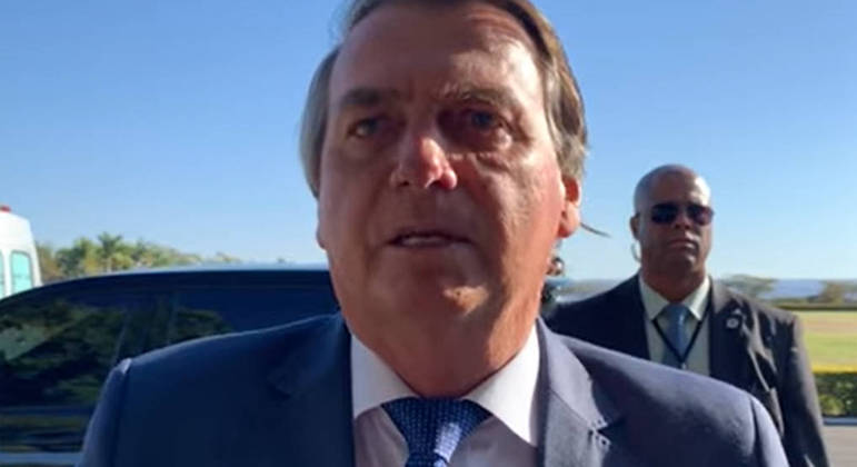 Bolsonaro diz que exagerou em churrasco, por isso acabou passando mal