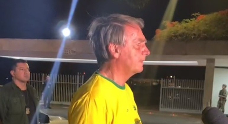 Bolsonaro durante conversa com jornalistas no portão do Palácio da Alvorada, em Brasília