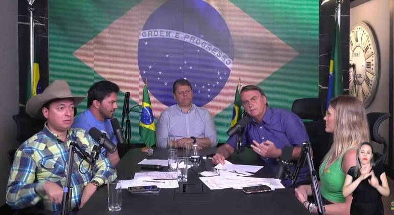 Bolsonaro durante live neste domingo (23)