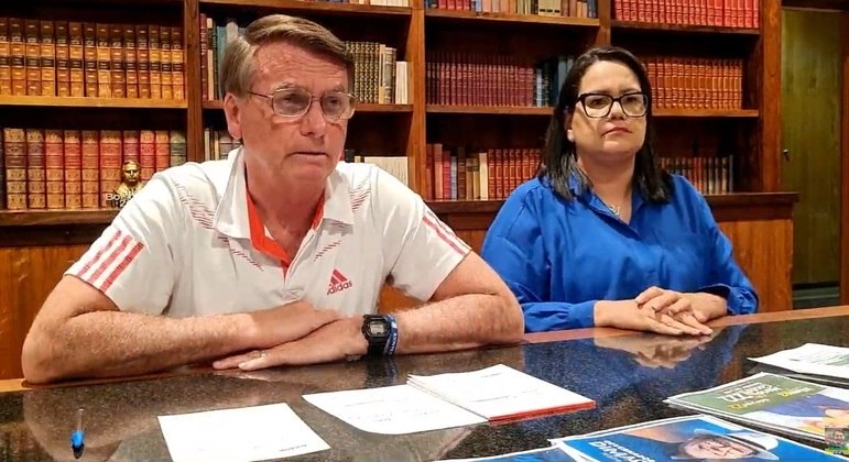 Jair Bolsonaro ao lado da intérprete de Libras durante live transmitida nesta quarta-feira (21)